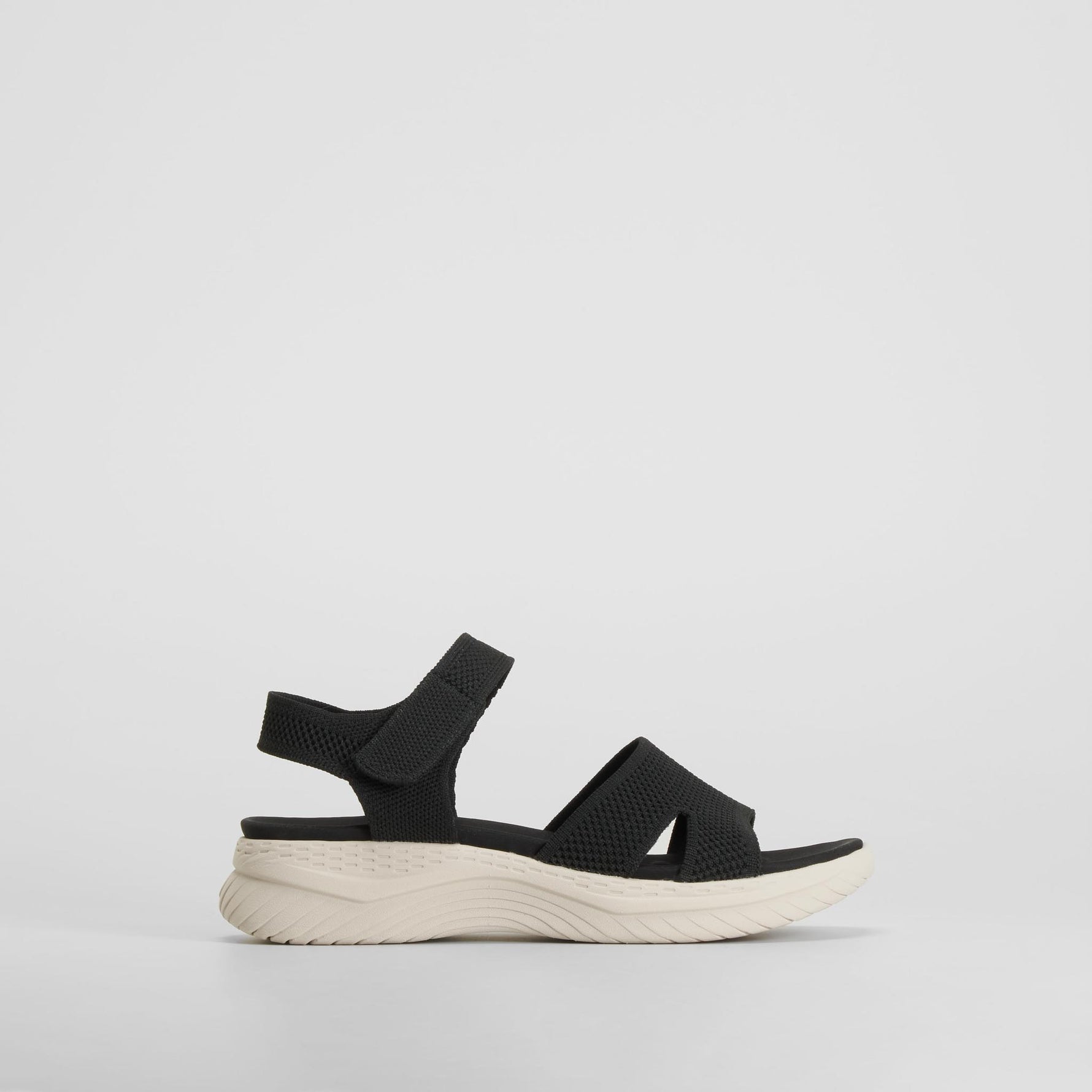 Sandalia plana negra COMFEET