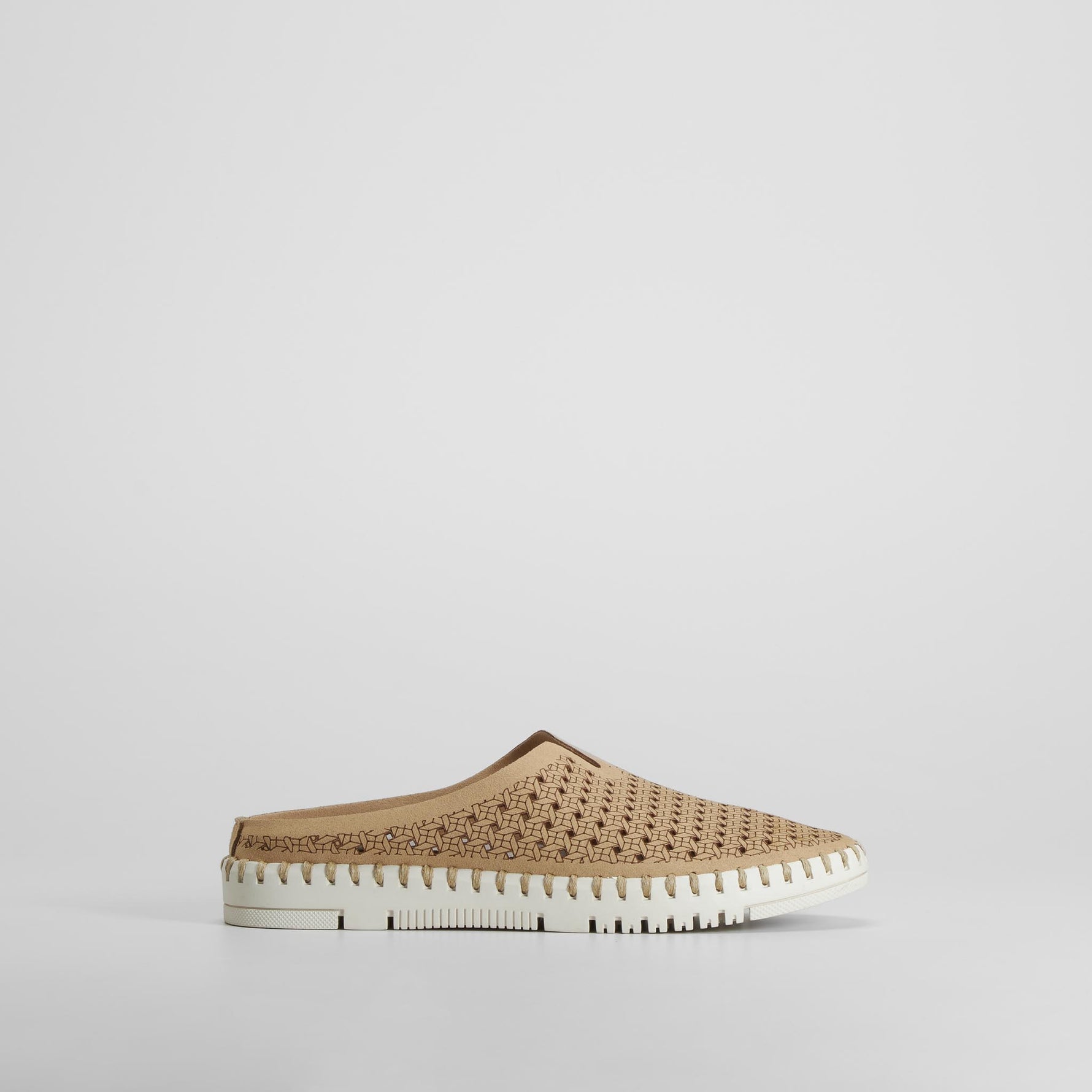 Zueco con diseño calado beige COMFEET