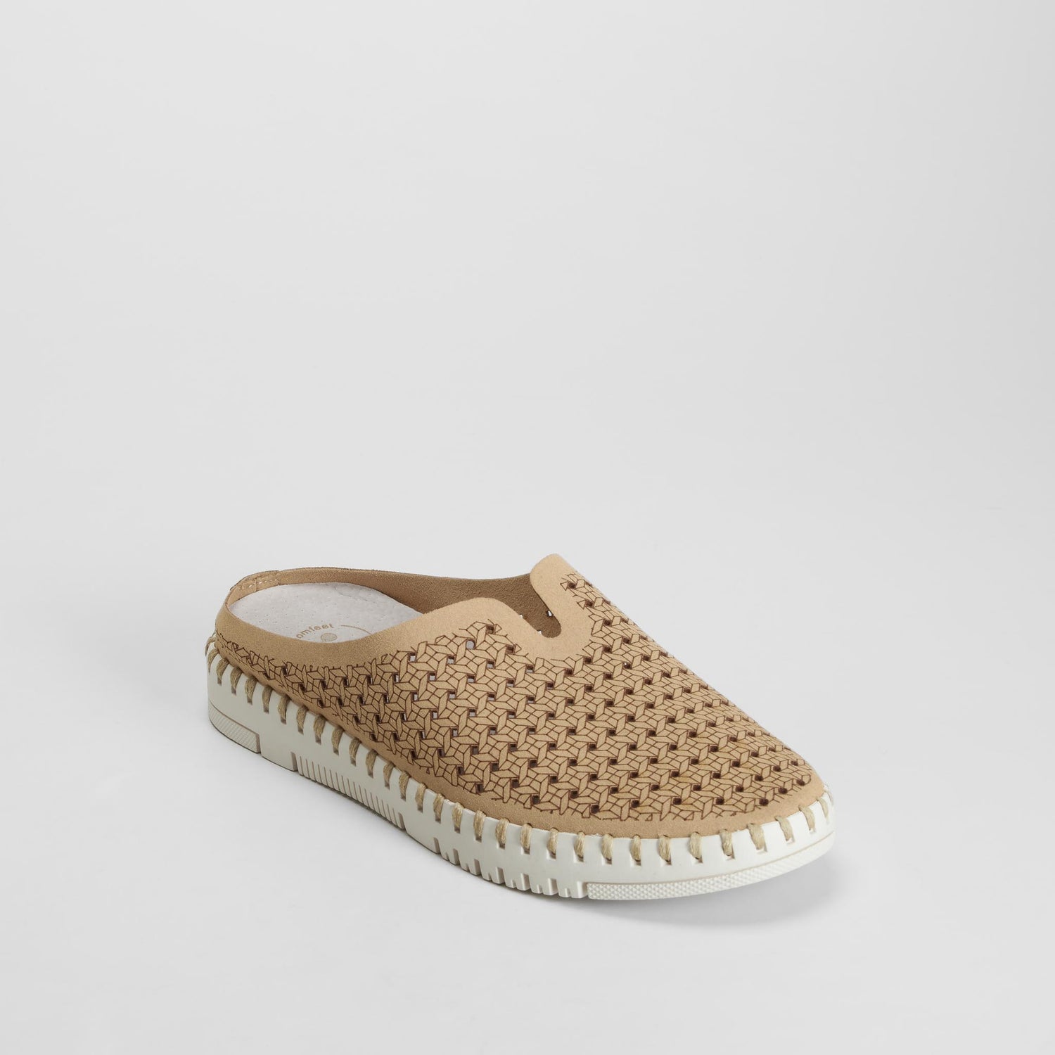 Zueco con diseño calado beige COMFEET