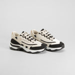 Zapatilla deportiva blanca y negra NYC