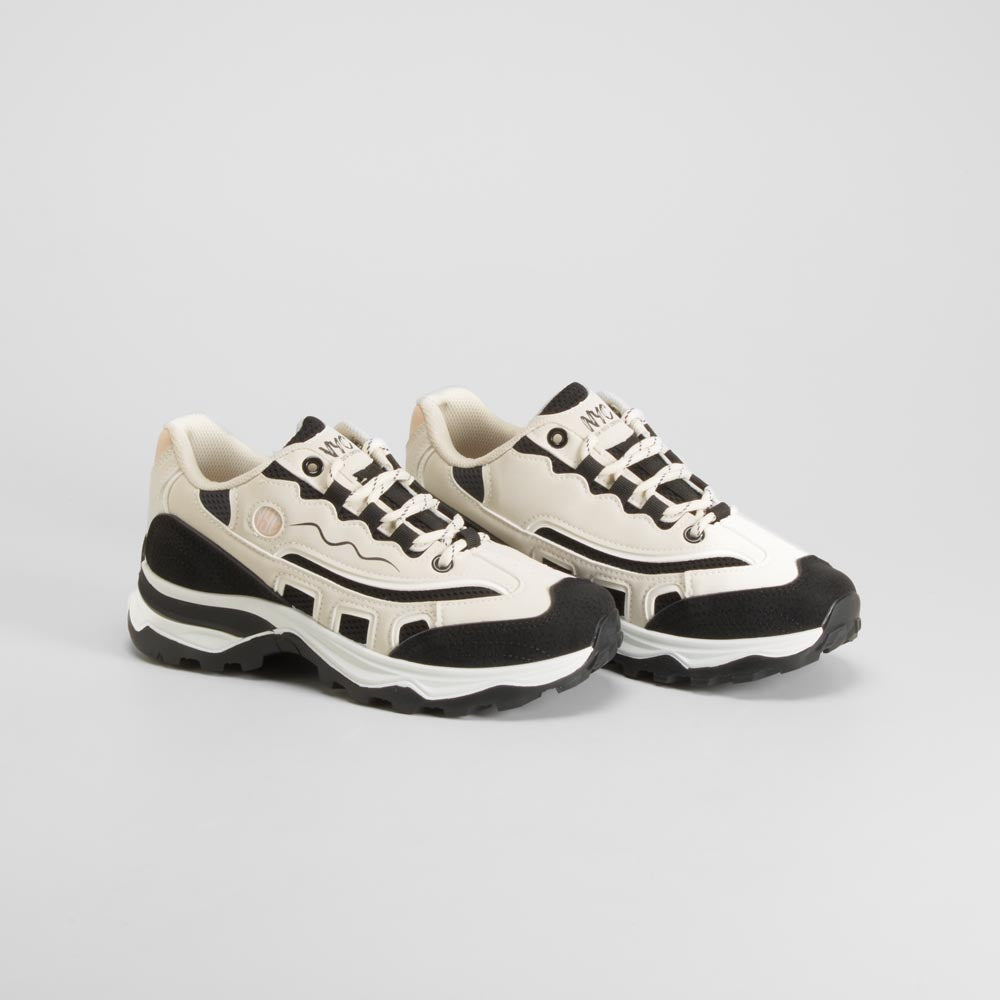 Zapatilla deportiva blanca y negra NYC