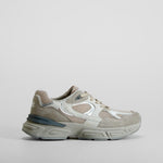 Zapatilla deportiva gris detalles plateados NYC