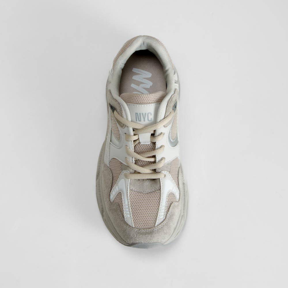 Zapatilla deportiva gris detalles plateados NYC