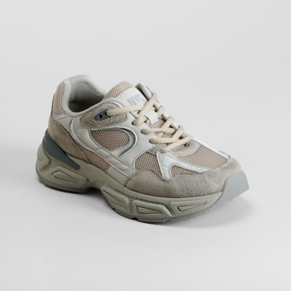 Zapatilla deportiva gris detalles plateados NYC