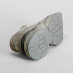 Zapatilla deportiva gris detalles plateados NYC