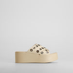 Sandalia plataforma tachas beige NYC