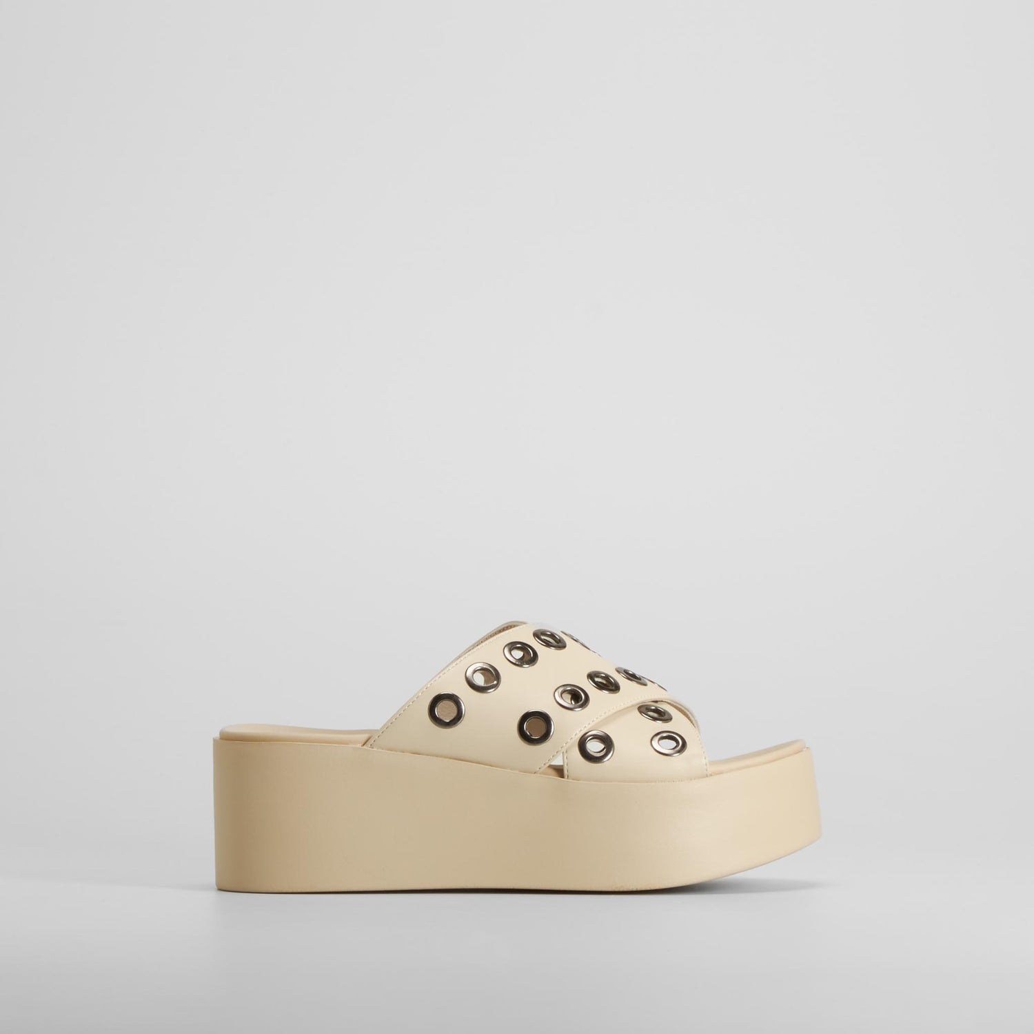 Sandalia plataforma tachas beige NYC