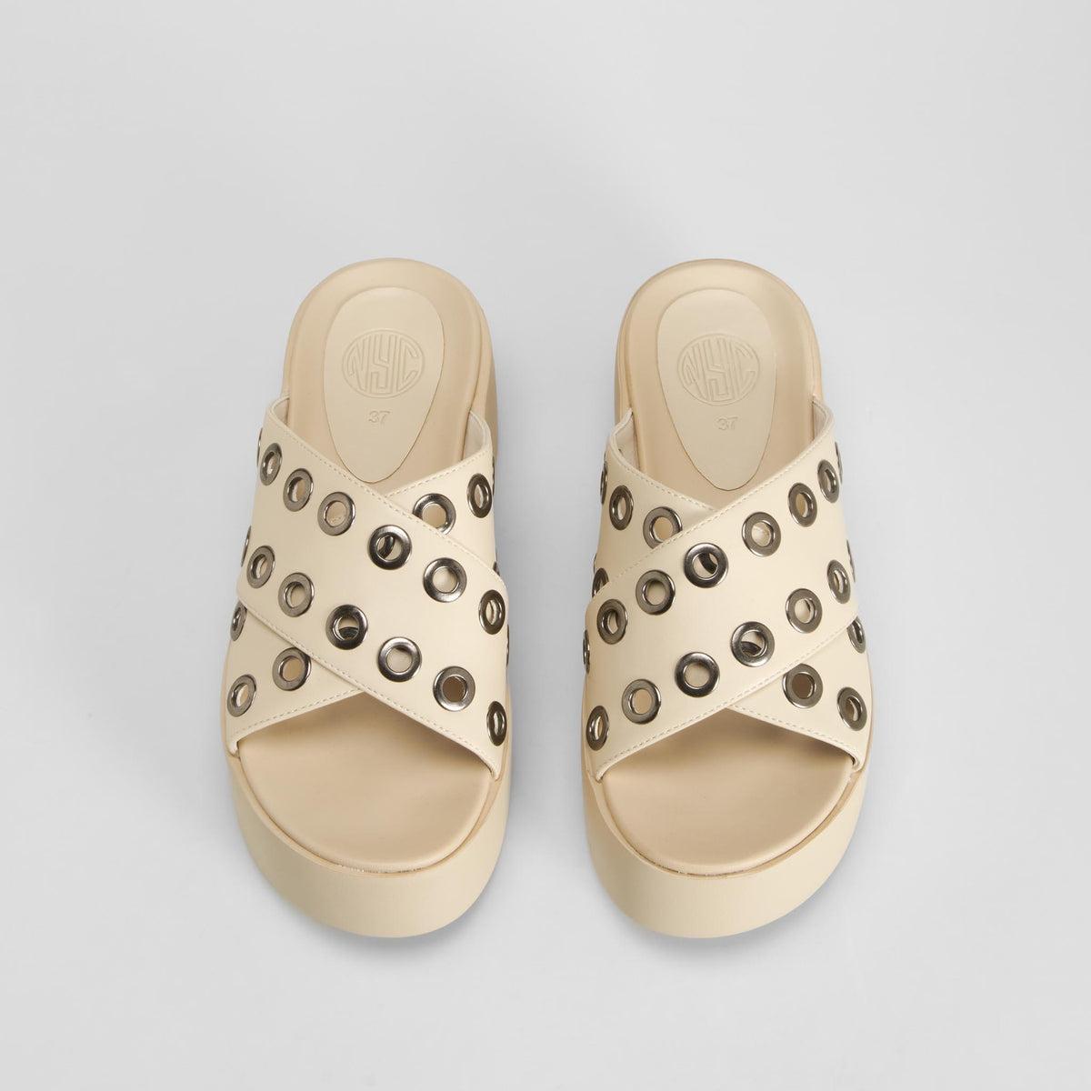 Sandalia plataforma tachas beige NYC