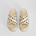 Sandalia plataforma tachas beige NYC