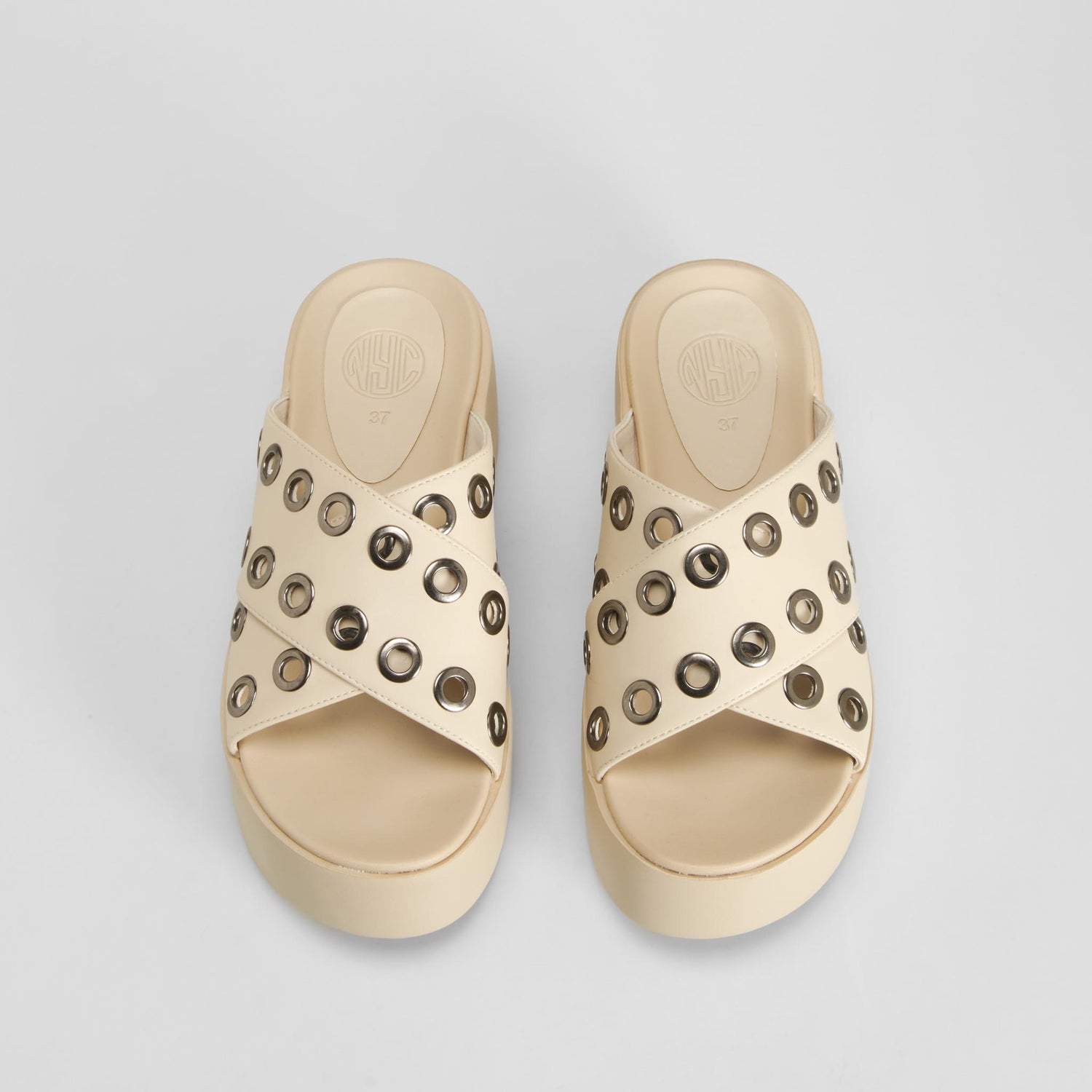 Sandalia plataforma tachas beige NYC