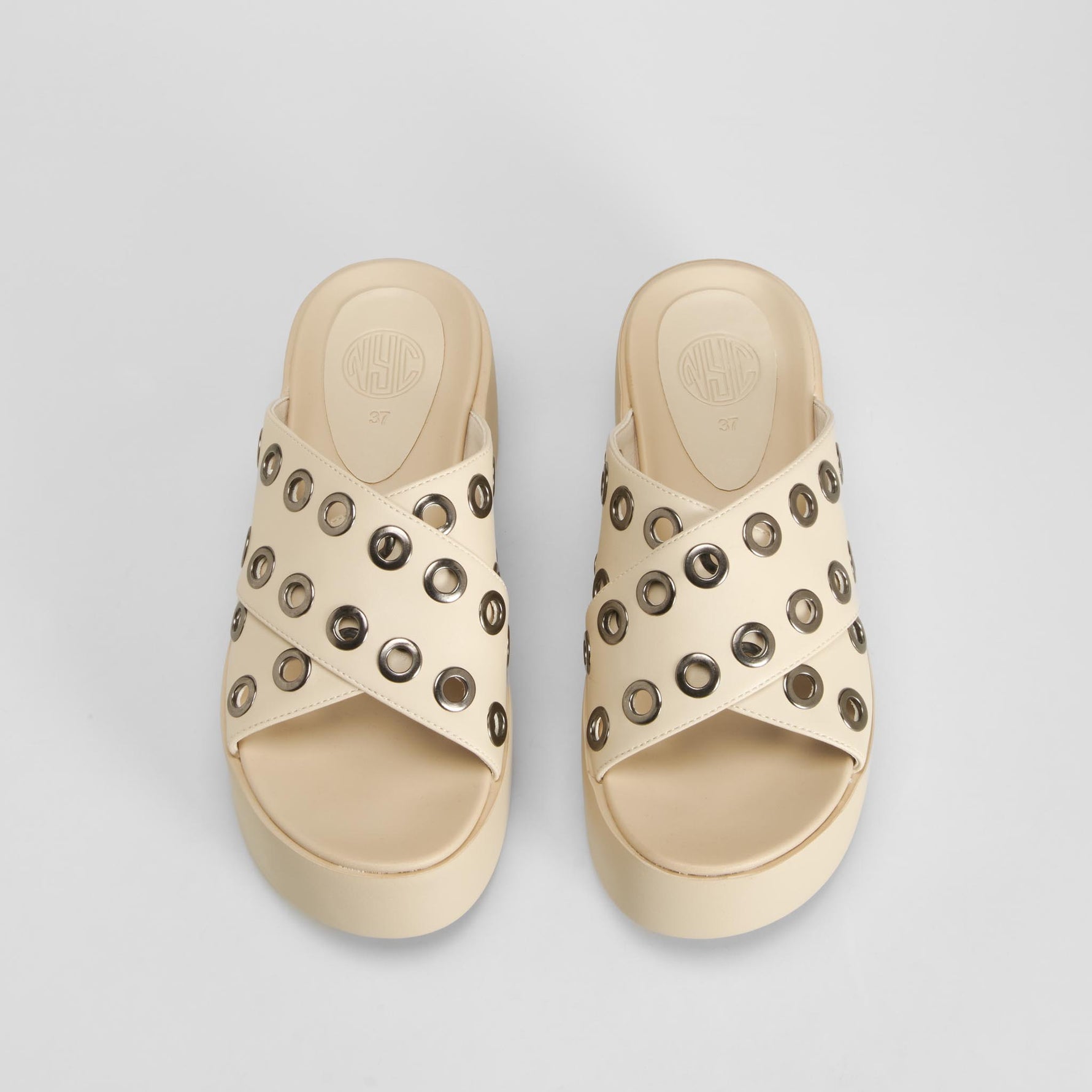 Sandalia plataforma tachas beige NYC
