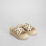 Sandalia plataforma tachas beige NYC