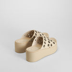 Sandalia plataforma tachas beige NYC