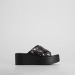Sandalia plataforma tachas negra NYC
