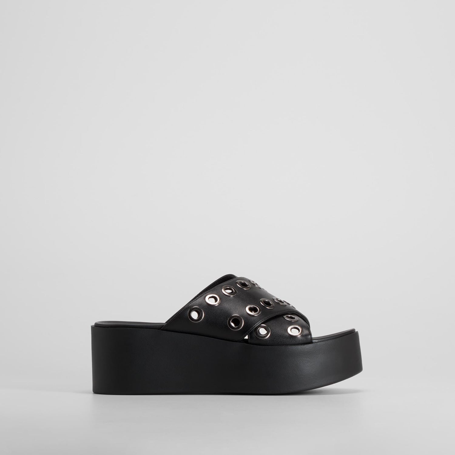 Sandalia plataforma tachas negra NYC
