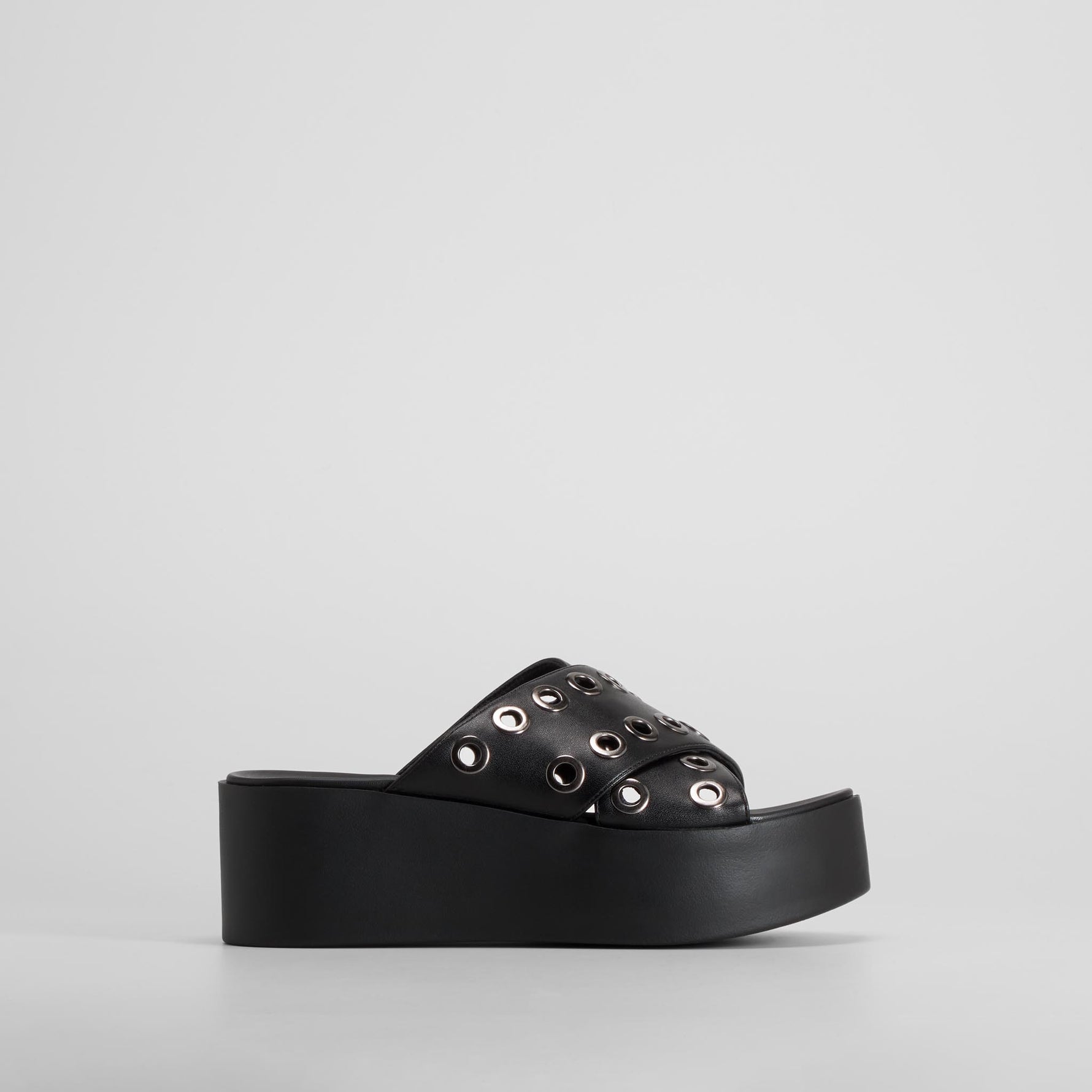 Sandalia plataforma tachas negra NYC