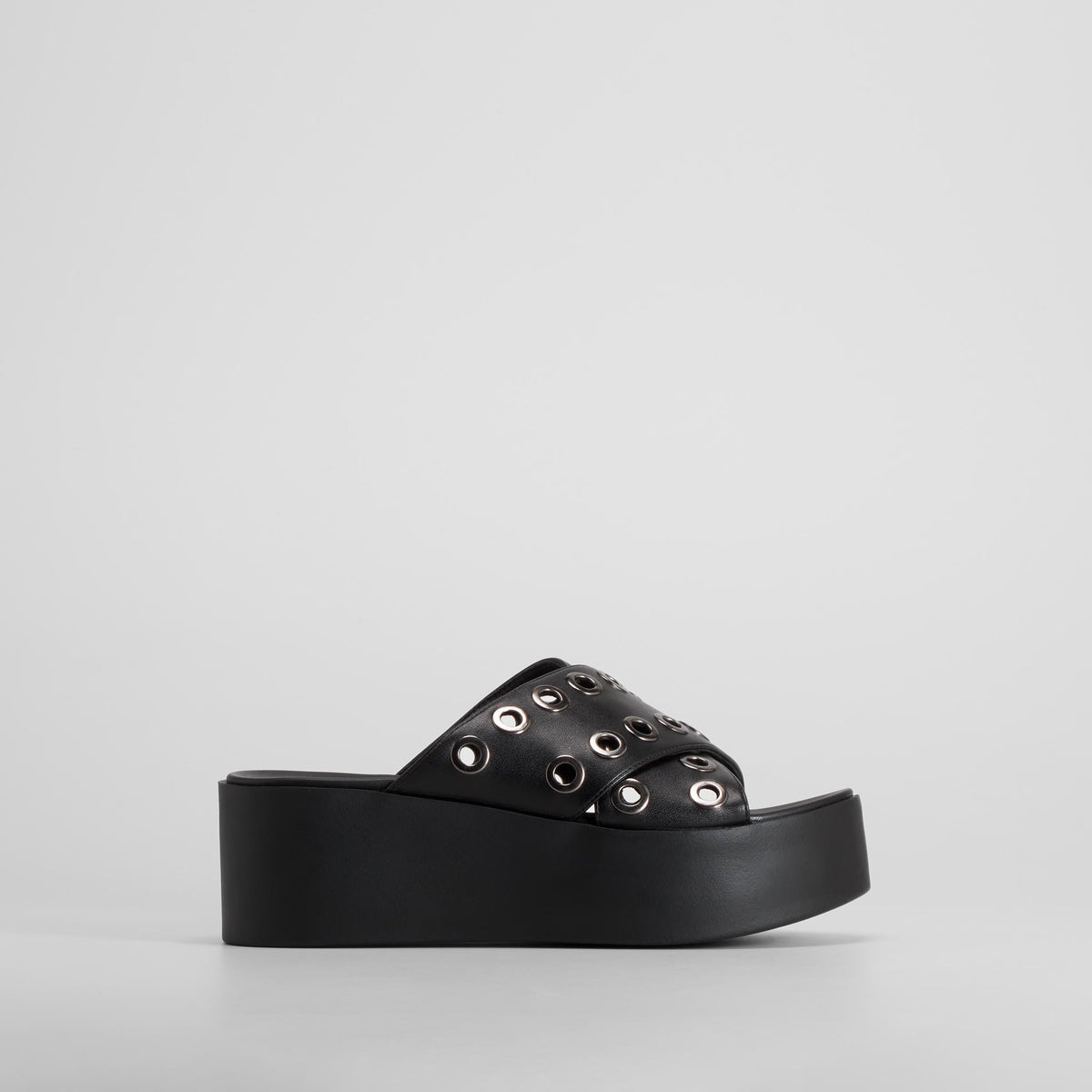 Sandalia plataforma tachas negra NYC