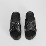 Sandalia plataforma tachas negra NYC