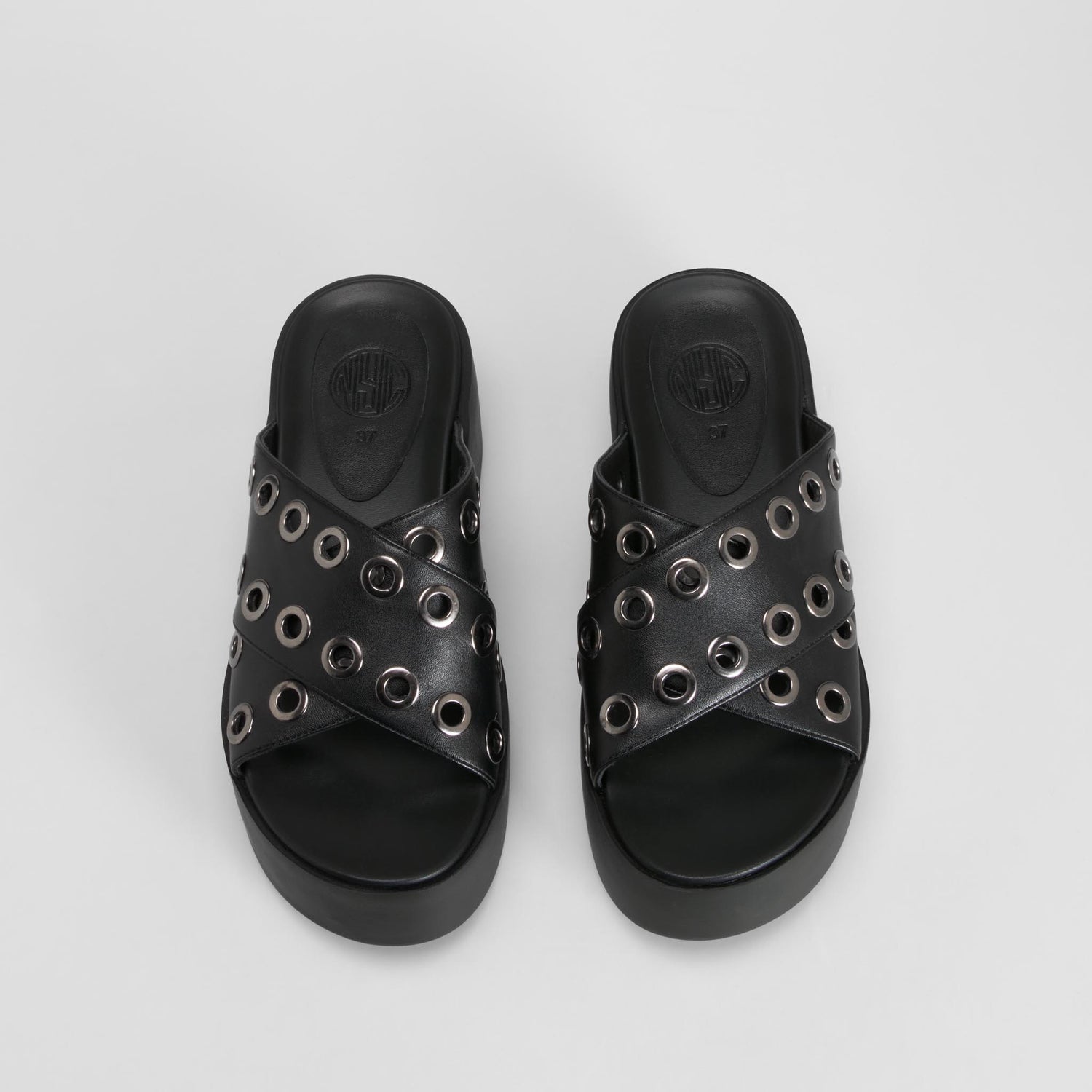 Sandalia plataforma tachas negra NYC