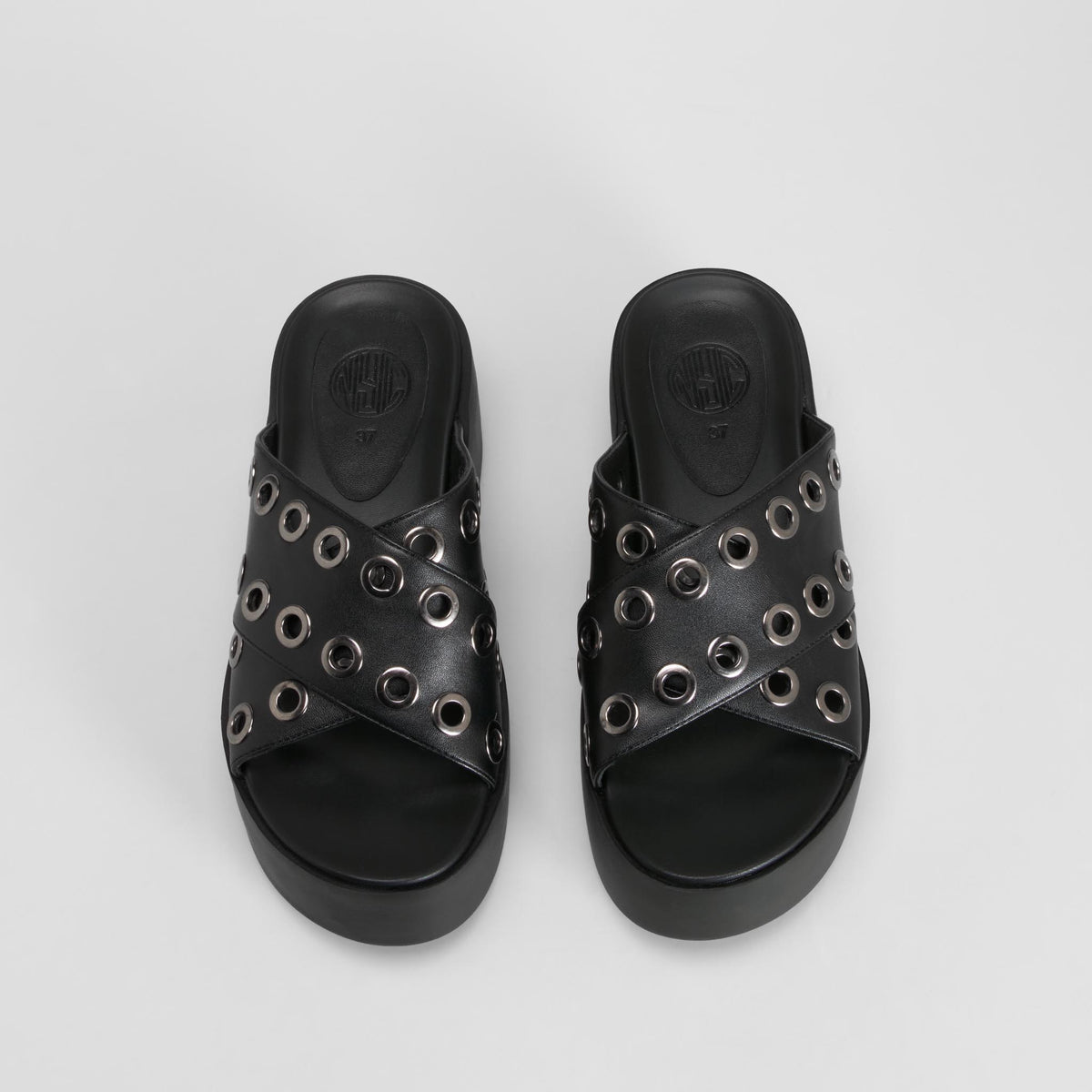 Sandalia plataforma tachas negra NYC