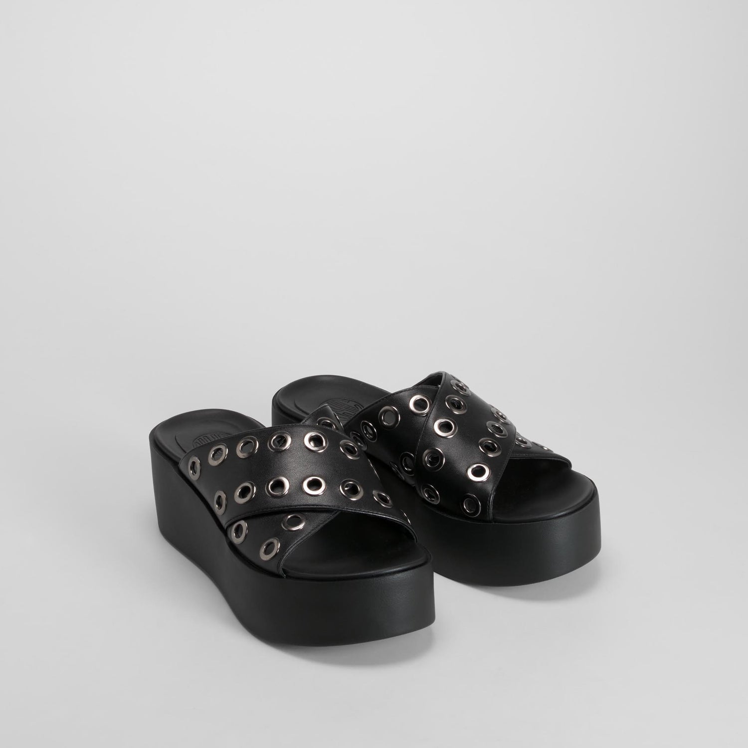 Sandalia plataforma tachas negra NYC