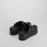 Sandalia plataforma tachas negra NYC