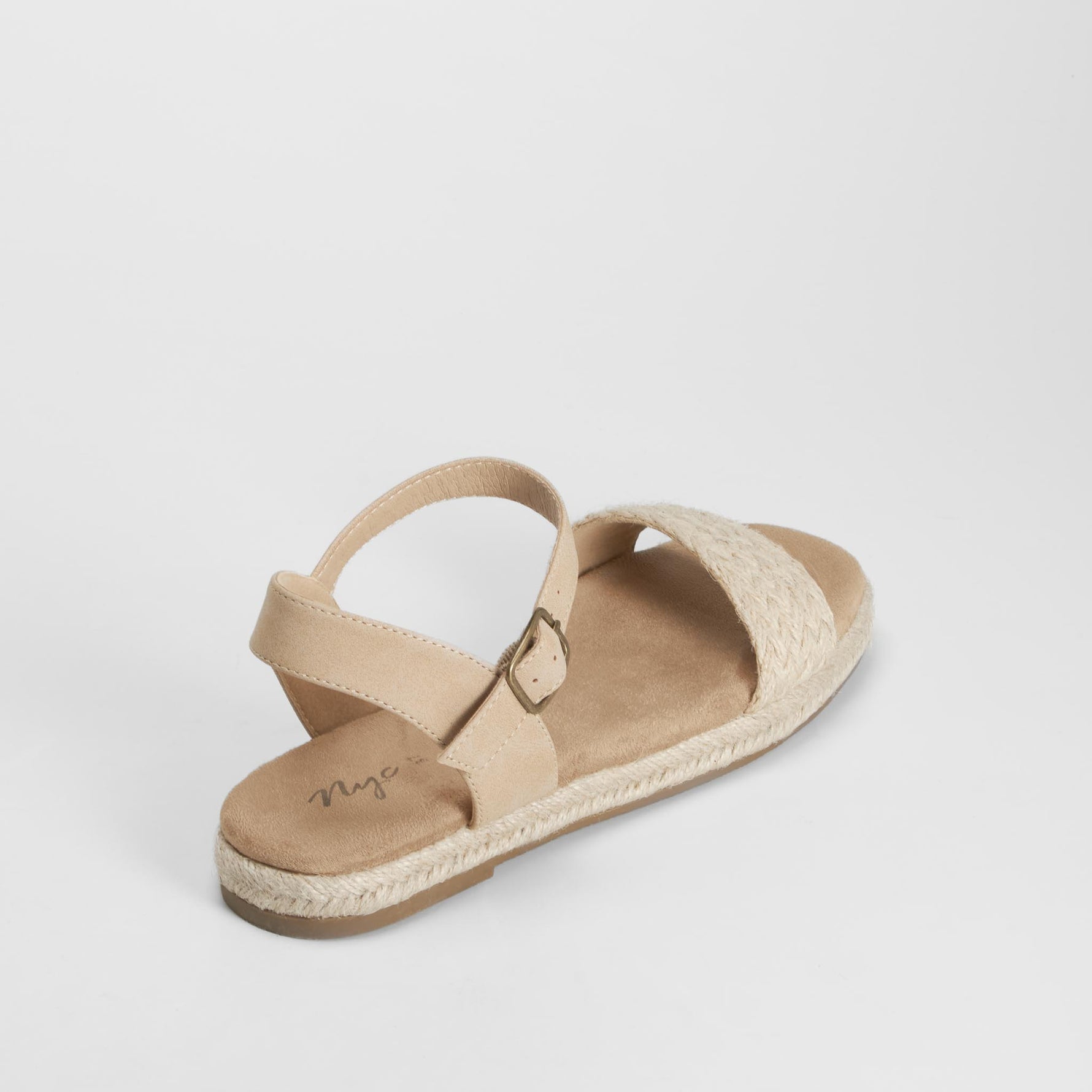 Sandalia plana con pulsera rafia beige NYC