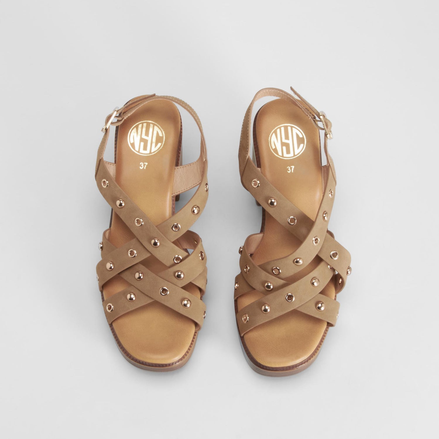 Sandalia tacón alto tachas beige NYC