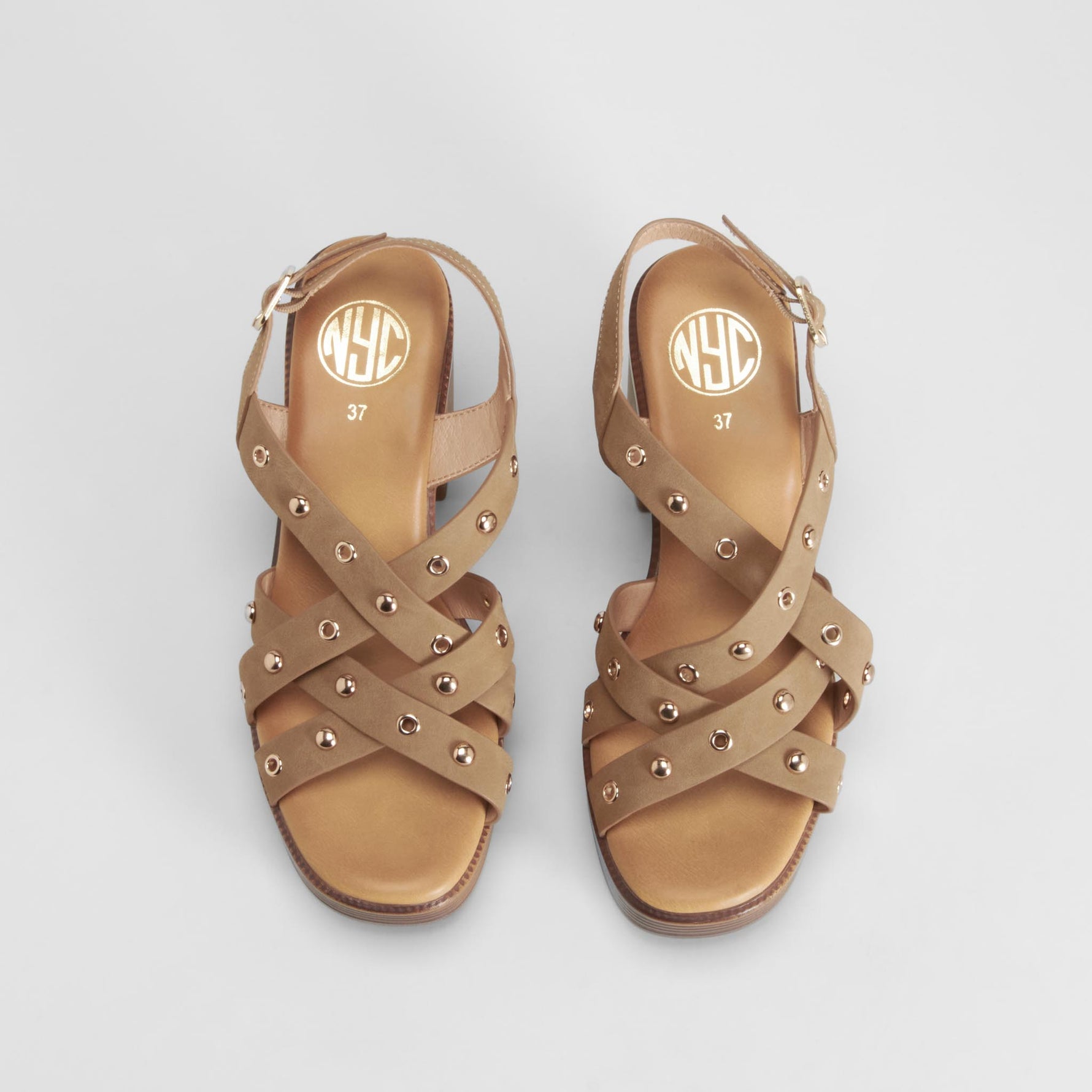 Sandalia tacón alto tachas beige NYC