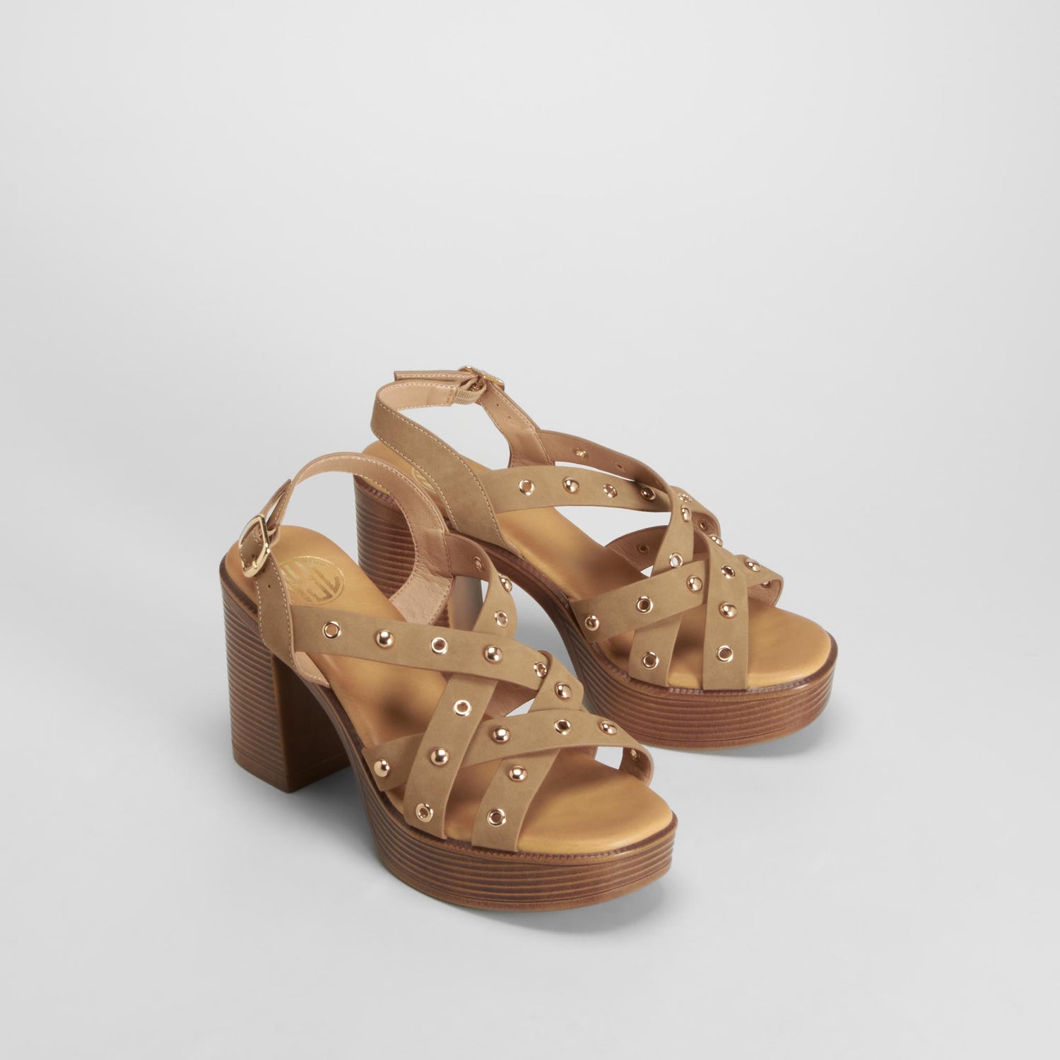 Sandalia tacón alto tachas beige NYC