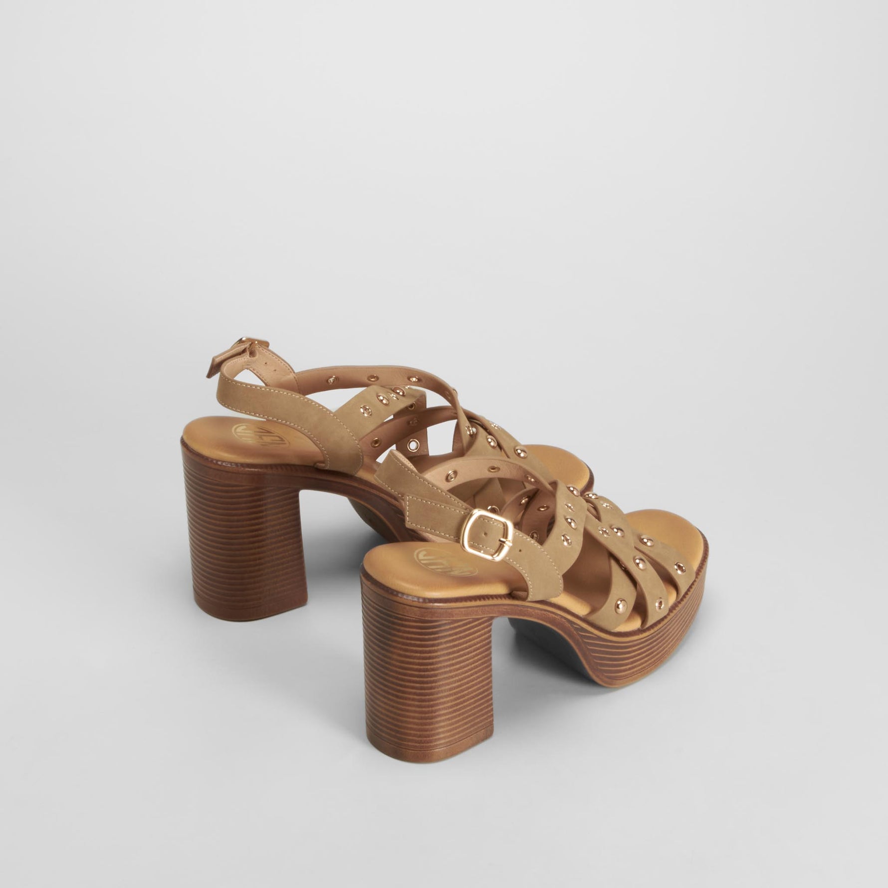Sandalia tacón alto tachas beige NYC