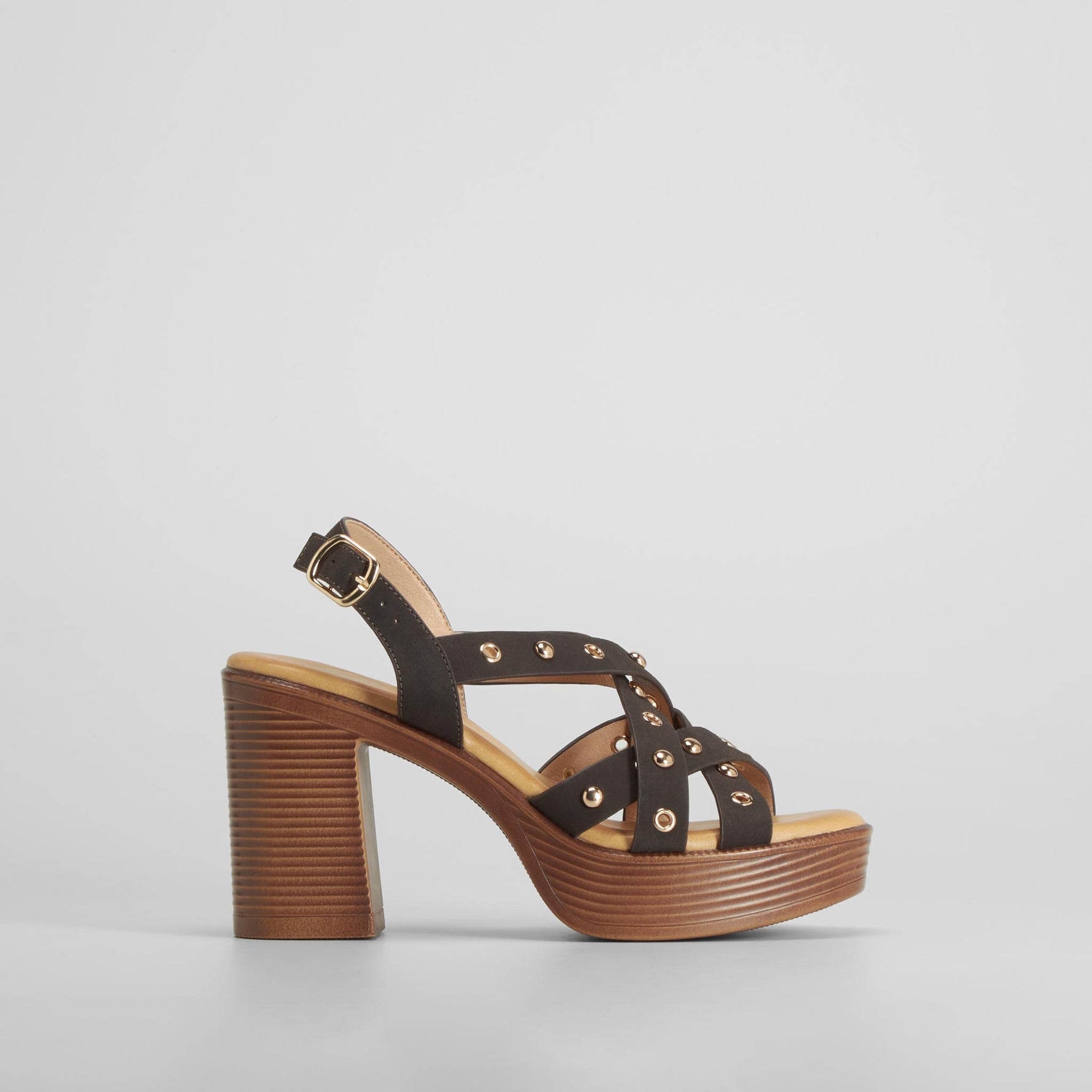 Sandalia tacón alto tachas marrón NYC