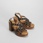 Sandalia tacón alto tachas marrón NYC