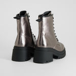 Bota plateada suela gruesa cordones NYC