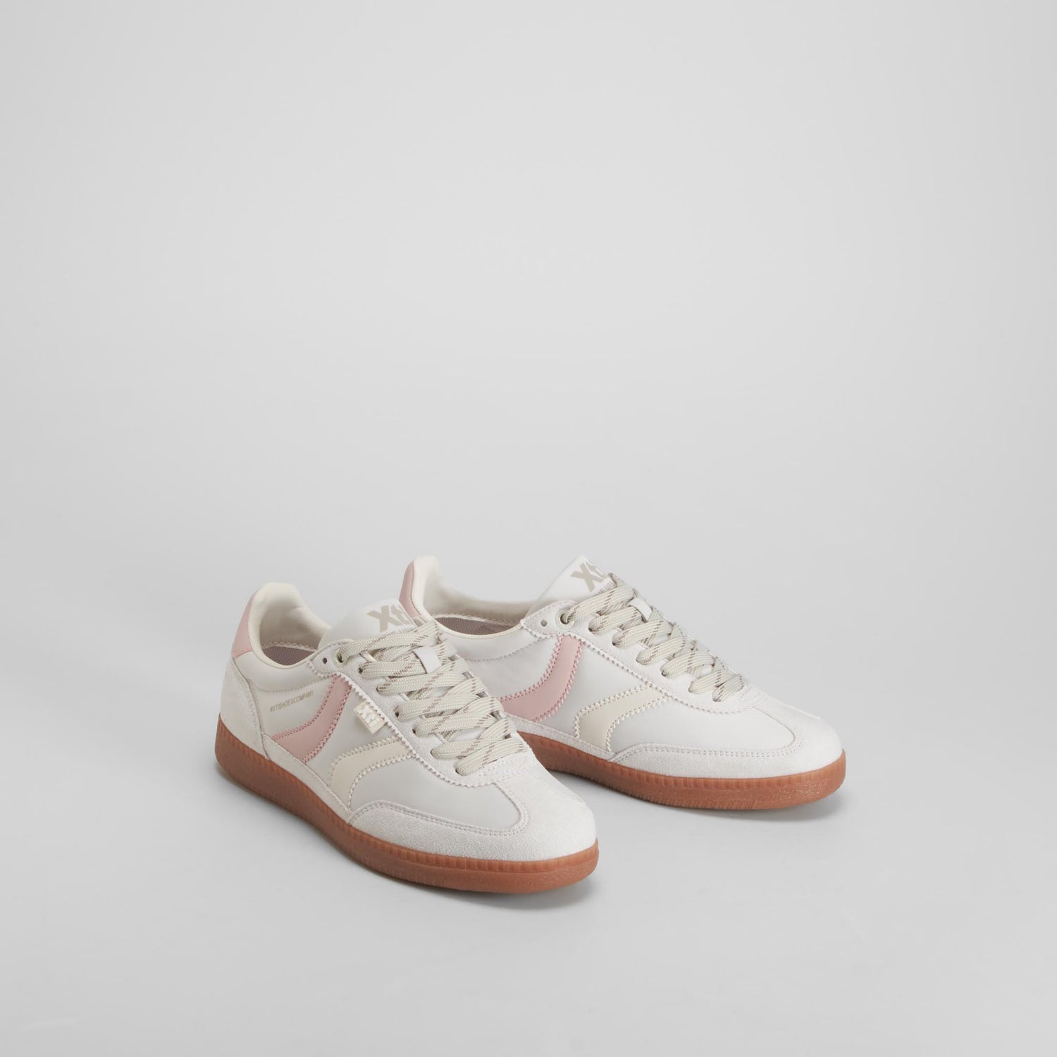 Sneaker suela caramelo blanca XTI
