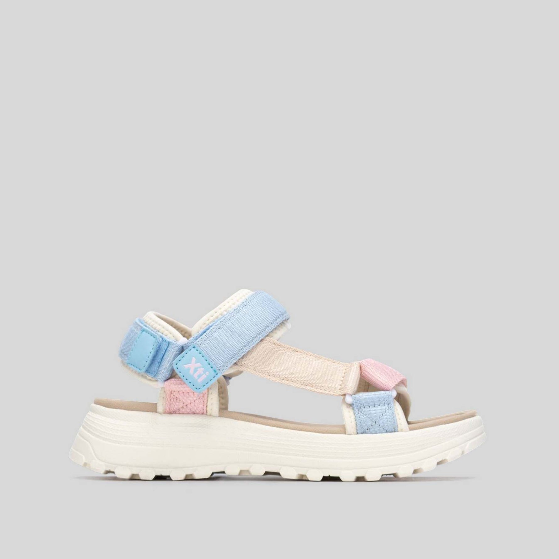 Sandalia plana velcro beige multicolor XTI