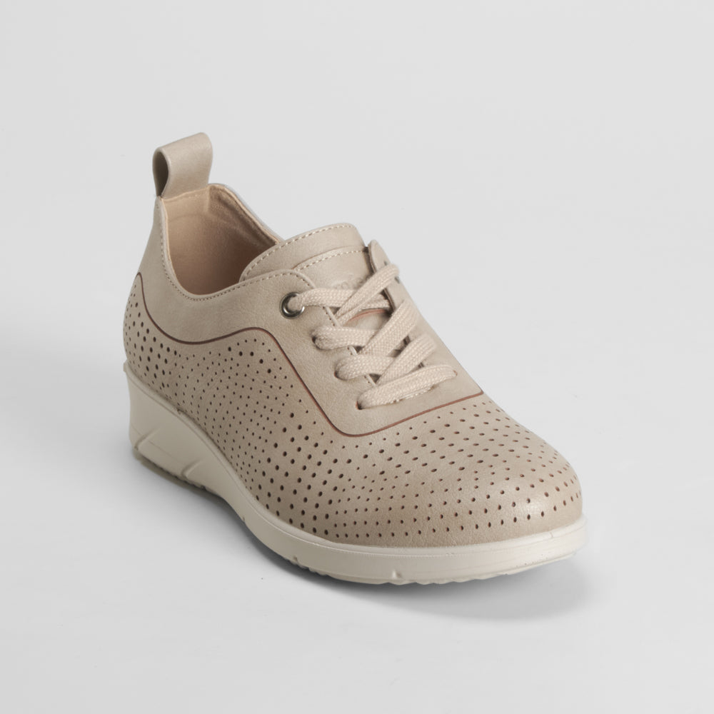 Zapatilla beige perforada COMFEET