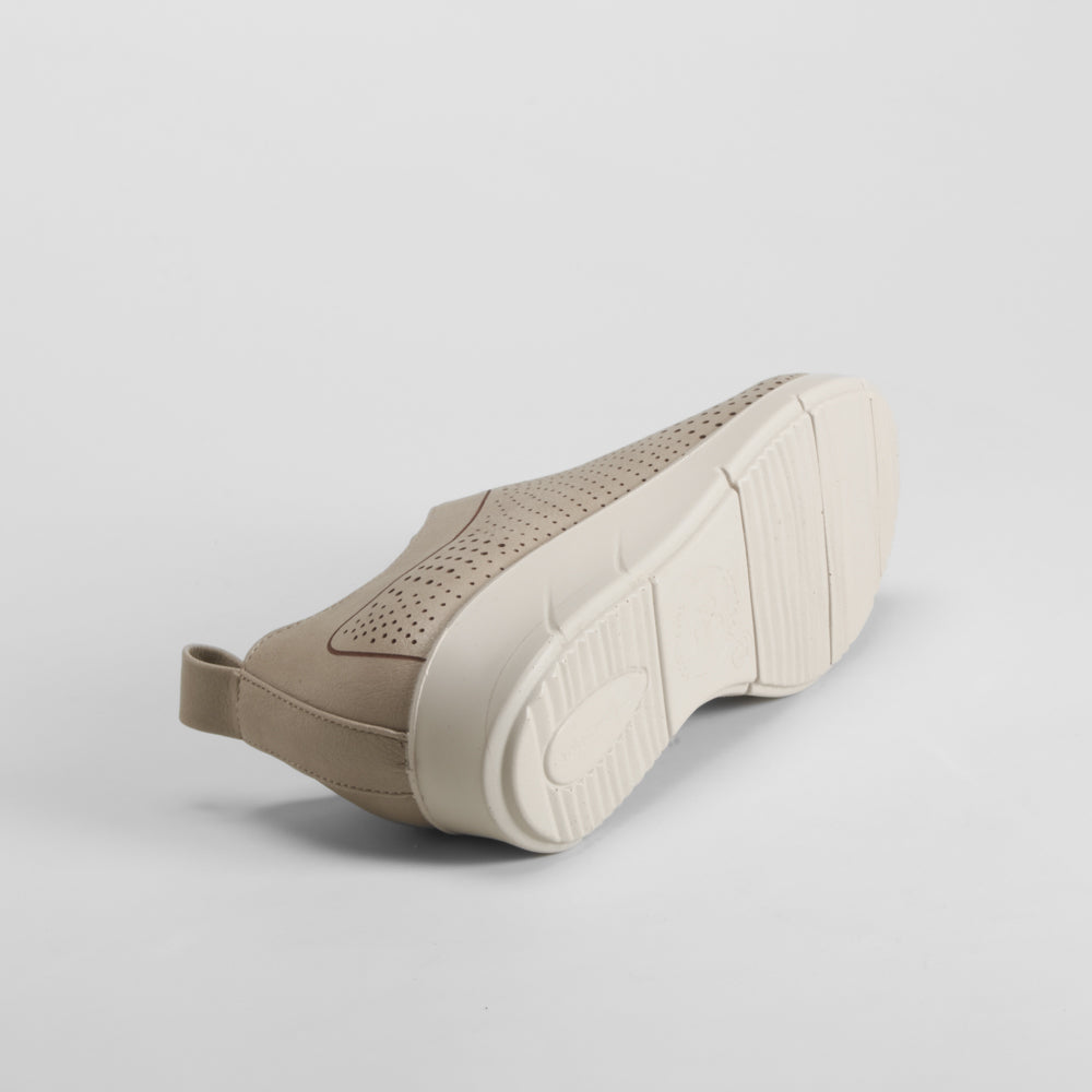 Zapatilla beige perforada COMFEET