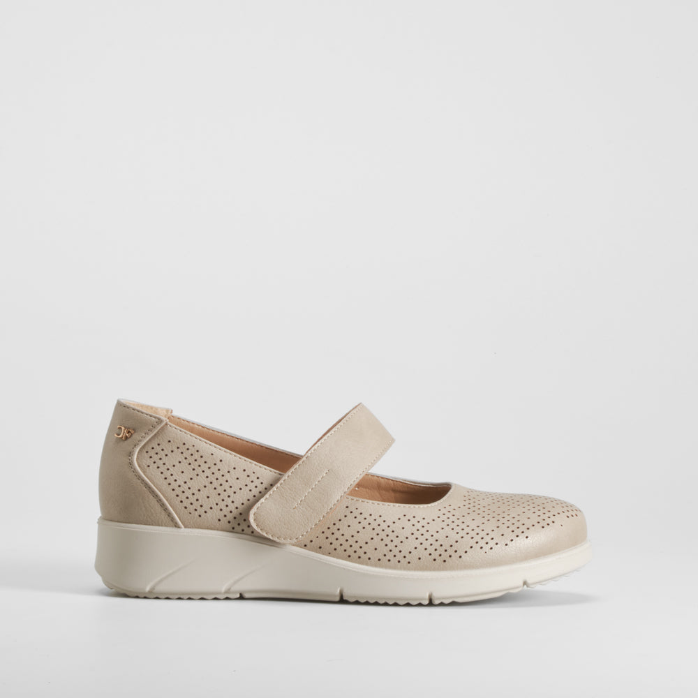 Zapato merceditas confort velcro beige COMFEET