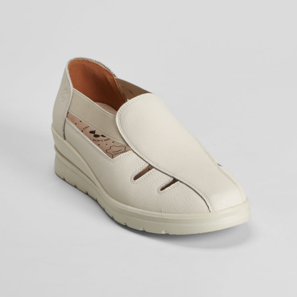 Sandalia cerrada casual piel blanca COMFEET