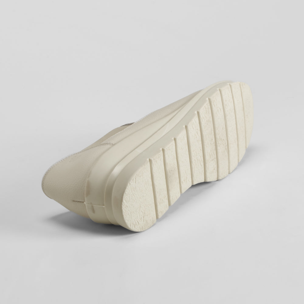 Sandalia cerrada casual piel blanca COMFEET