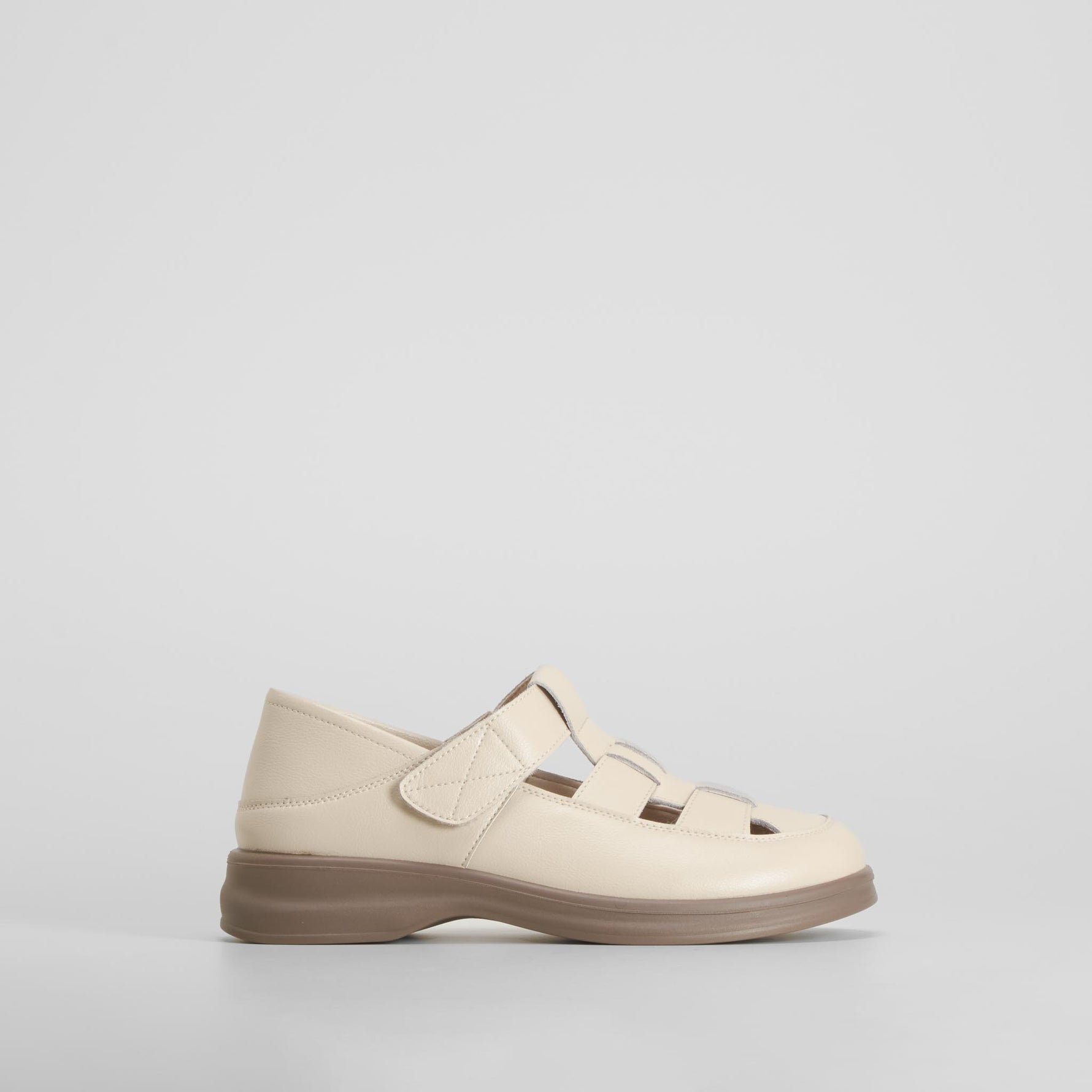 Sandalia plana cerrada piel beige COMFEET