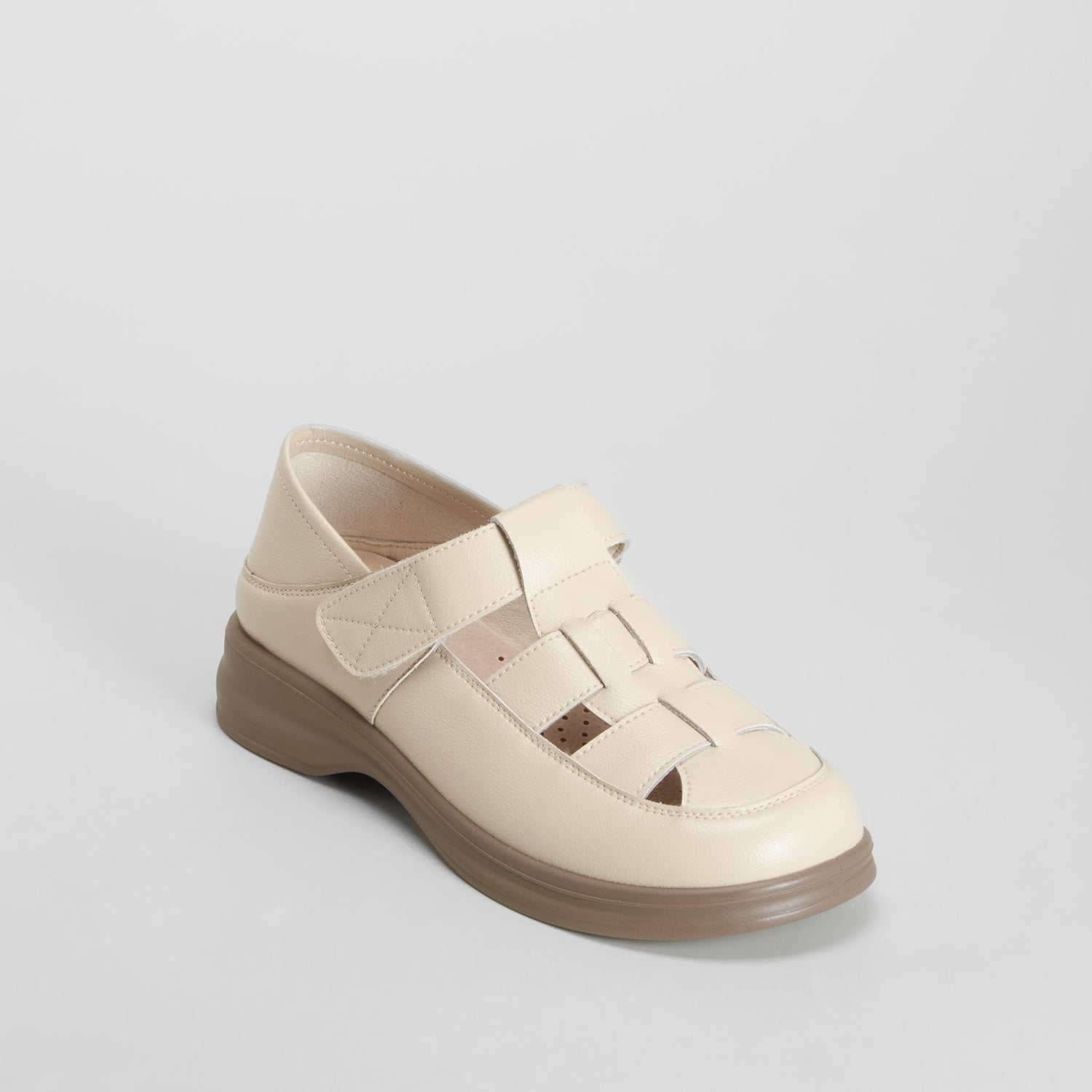 Sandalia plana cerrada piel beige COMFEET