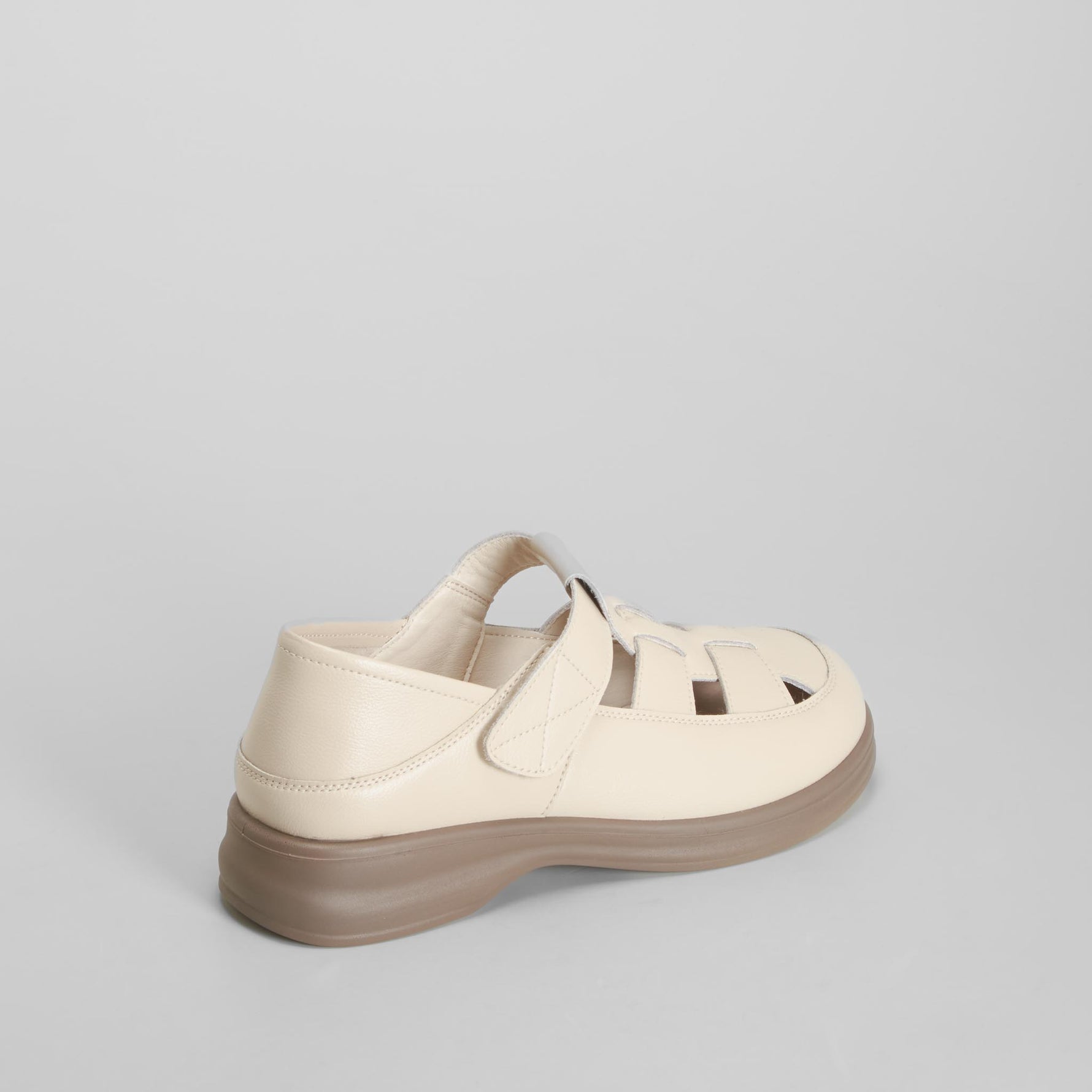Sandalia plana cerrada piel beige COMFEET