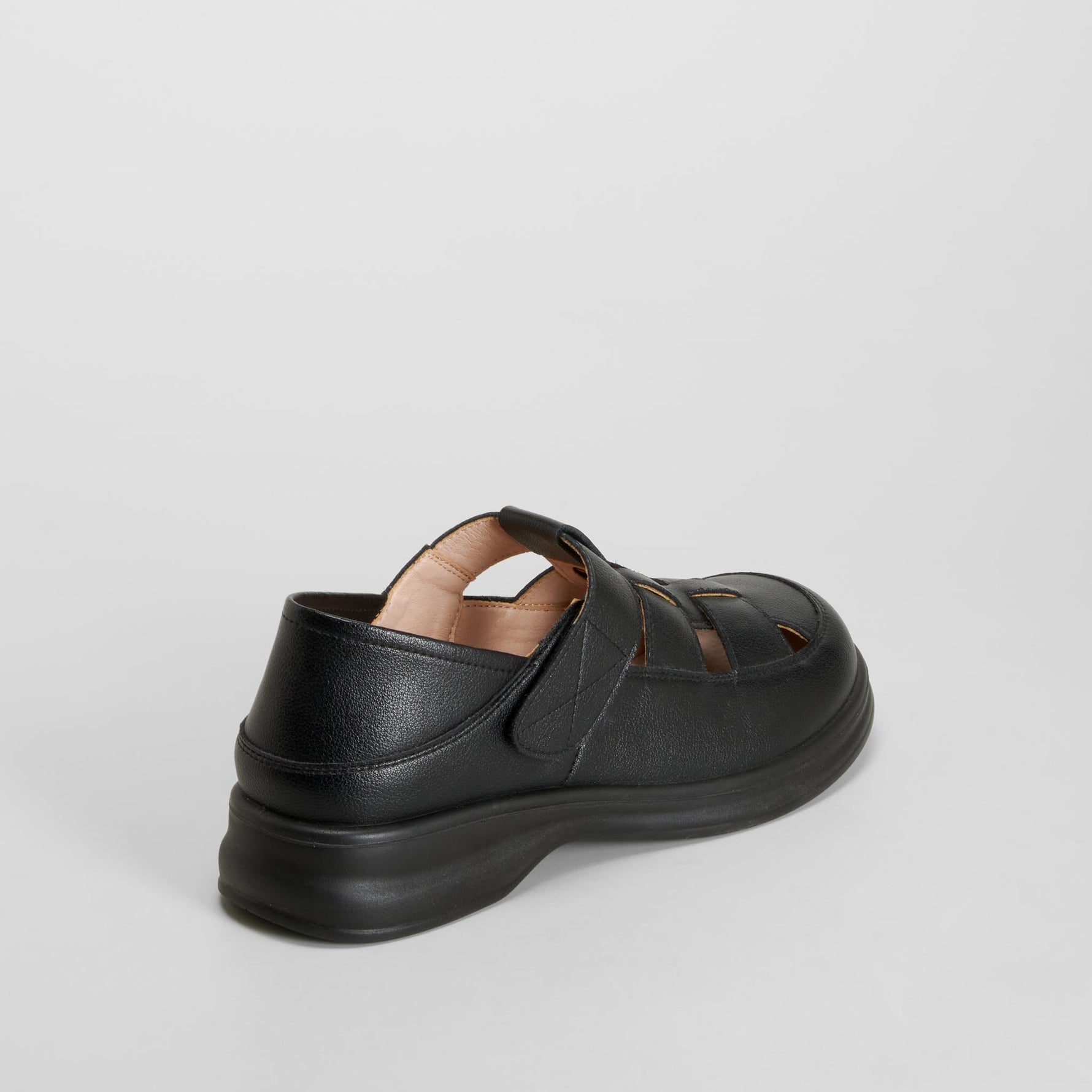 Sandalia plana cerrada piel negra COMFEET