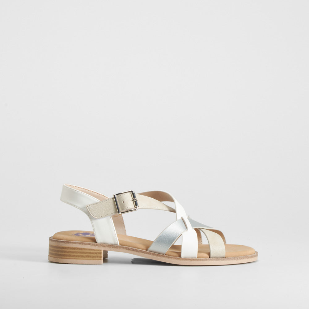 Sandalia plana hebilla tira cruzada blanca COMFEET