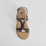 Sandalia plana tiras brillantes negra COMFEET