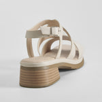 Sandalia tacón bajo hebilla beige COMFEET