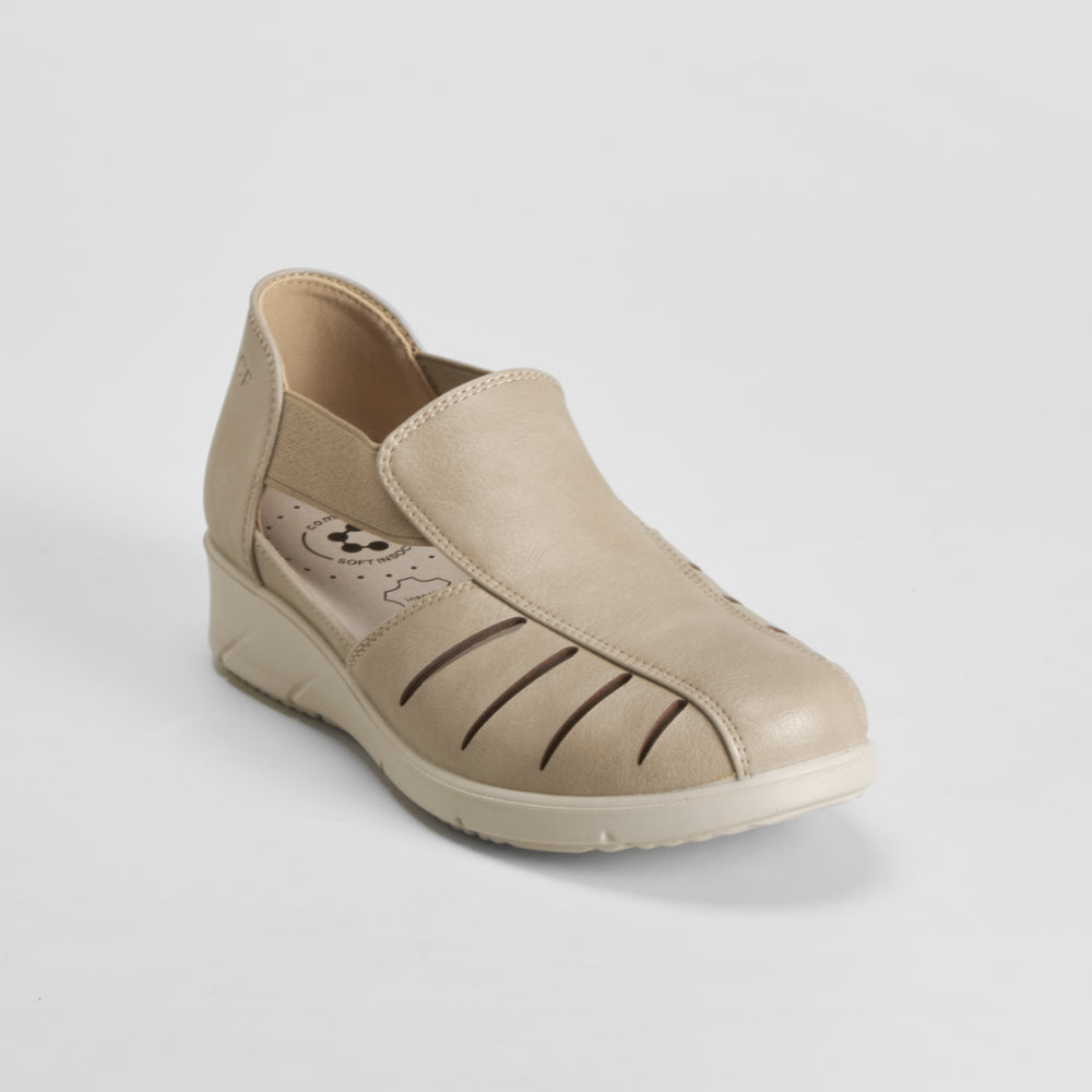 Sandalia cerrada beige COMFEET