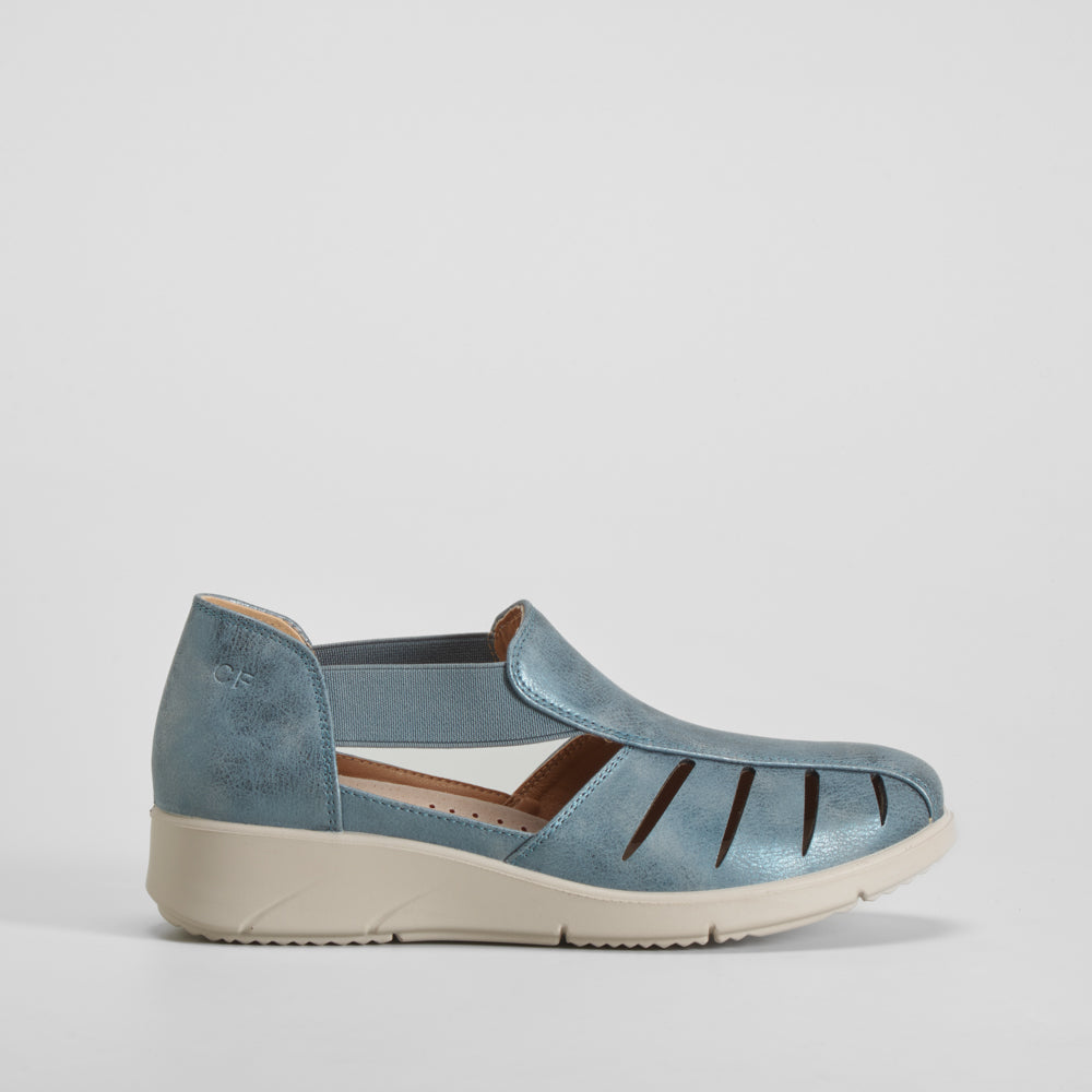 Sandalia cerrada cuña azul COMFEET